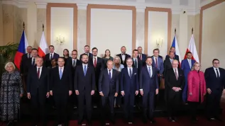 09.10.2024. Premier Donald Tusk (5L-1 rząd), premier Czech Petr Fiala (5P-1 rząd), minister spraw zagranicznych Radosław Sikorski (3L-1 rząd), minister spraw wewnętrznych i administracji Tomasz Siemoniak (2L), minister przemysłu Marzena Czarnecka (L), minister klimatu i środowiska Paulina Hennig-Kloska (C), minister kultury i dziedzictwa narodowego Hanna Wróblewska (3L-3 rząd) podczas otwarcia IX polsko-czeskich konsultacji międzyrządowych w Kancelarii Premiera w Pradze. PAP/Leszek Szymański