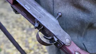 Karabin Volkssturmgewehr VG-2 prezentowany w Muzeum Obrony Wybrzeża mieszczącym się w Forcie Gerharda w Świnoujściu. Jest to jeden z kilkunastu zachowanych na świecie i prawdopodobnie jedyny w Polsce egzemplarz broni, produkowanej w okresie II wojny światowej przez niemieckie zakłady Spreewerk. (ad) PAP/Marcin Bielecki