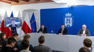 21.10.2024. Minister rozwoju i technologii Krzysztof Paszyk (C), prezydent Poznania Jacek Jaśkowiak (P) i prezes Grupy MTP Tomasz Kobierski (L) na konferencji prasowej w Urzędzie Miasta Poznania, 21 bm. Spotkanie dot. Międzynarodowego Kongresu Astronautycznego IAC 2027, którego Poznań będzie gospodarzem. PAP/Paweł Jaskółka