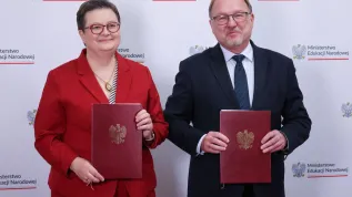 05.11.2024. Wiceminister edukacji Katarzyna Lubnauer (L) oraz rektor Politechniki Warszawskiej prof. dr hab. inż. Krzysztof Zaremba (P) podczas briefingu prasowego nt. wykorzystania sztucznej inteligencji w nauczaniu matematyki, 5 bm. w siedzibie Ministerstwa Edukacji Narodowej w Warszawie. PAP/Albert Zawada