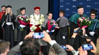 , 25.11.2024. Historyk prof. Jan Pomorski (2P), rektor UMCS, prof. dr hab. Radosław Dobrowolski (3L), prof. dr hab. Iwona Hofman (L), prof. Natasza Ziółkowska-Kurczuk (3P) oraz uhonorowane tytułem doktora honoris causa UMCS, pisarka i dziennikarka Anne Applebaum (2L), reżyserka Agnieszka Holland (C) i pisarka Olga Tokarczuk (P) w Lublinie. PAP/Wojtek Jargiło