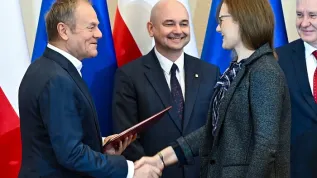 Warszawa, 29.11.2024. Premier RP Donald Tusk (L), dyrektor Narodowego Centrum Nauki Krzysztof Jóźwiak (2L), jedna z laureatek dr Agnieszka Karlińska (2P) i prezes PAN Marek Konarzewski (P) na spotkaniu premiera z laureatami nagrody Prezesa Rady Ministrów za osiągnięcia naukowe za 2023 rok. PAP/Radek Pietruszka