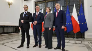 , 14.01.2025. Wicemarszałek Sejmu i współprzewodniczący Nowej Lewicy Włodzimierz Czarzasty (2L), wicepremier i minister cyfryzacji Krzysztof Gawkowski (P), poseł Lewicy Marcin Kulasek (L) i zastępca szefa Kancelarii Senatu Rzeczypospolitej Polskiej Karolina Zioło-Pużuk (P) podczas konferencji prasowej w sprawie ogłoszenia nowego kierownictwa w Ministerstwie Nauki i Szkolnictwa Wyższego, 14 bm. w Sejmie w Warszawie. Poseł Kulasek został zarekomendowany przez Lewicę na stanowisko nowego ministra nauki i szkolnictwa wyższego, a na jego zastępczynię Karolinę Zioło-Pużuk. (sko) PAP/Albert Zawada