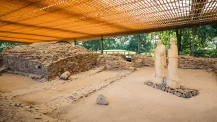 21.08.2015. Rzeźby przedstawiające Mieszka I i Dobrawę w Muzeum Pierwszych Piastów na Ostrowie Lednickim. PAP/Marek Zakrzewski