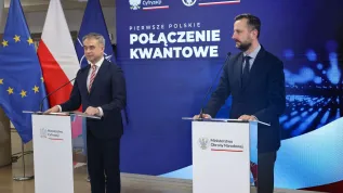 17.03.2025. Wicepremier, minister cyfryzacji Krzysztof Gawkowski (L) i wicepremier, minister obrony narodowej Władysław Kosiniak-Kamysz (P) podczas konferencji prasowej w klubie WAT w Warszawie, 17 bm. Temat spotkania: "Pierwsze polskie połączenie kwantowe". PAP/Albert Zawada