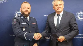 Opole, 06.05.2025. Zastępca Komendanta Centralnego Biura Zwalczania Cyberprzestępczości insp. Michał Pudło (L) oraz rektor Politechniki Opolskiej dr hab. inż. Marcin Lorenc (P) podczas podpisania porozumienia o współpracy między zarządem Centralnego Biura Zwalczania Cyberprzestępczości oraz Politechniką Opolską, 6 bm. w siedzibie Politechniki Opolskiej. PAP/Krzysztof Świderski