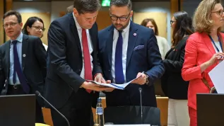 , Belgia, 23.05.2025. Przewodnictwo Polski w Radzie UE. Minister nauki Marcin Kulasek (2P) i zastępca Stałego Przedstawiciela Polski przy UE, przedstawiciel RP w Coreper I Arkadiusz Pluciński (2L) podczas posiedzenia ministrów ds. badań w Brukseli. PAP/Kinga Majewska
