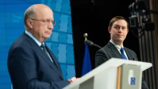 Bruksela, Belgia, 23.05.2025. Przewodnictwo Polski w Radzie UE. Wiceminister rozwoju i technologii Michał Baranowski (P) i komisarz Unii Europejskiej ds. obrony i przestrzeni kosmicznej Andrius Kubilius podczas konferencji po radzie ds. kosmosu, 23 bm. w Brukseli. PAP/Kinga Majewska