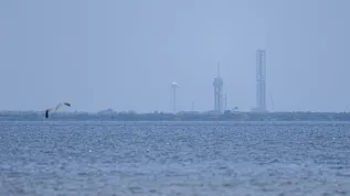 07.06.2025. Na zdjęciu z 6 bm. widok z brzegu Indian River na Centrum Kosmiczne Kennedy'ego (Kennedy Space Center, KSC) na przylądku Canaveral w Stanach Zjednoczonych Ameryki. PAP/Leszek Szymański