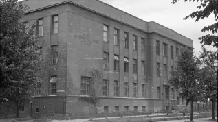 1946. Instytut Radowy im. Marii Curie-Skłodowskiej przy ulicy Wawelskiej wybudowano w latach 1925-1931 według projektu Zygmunta Wóycickiego i Tadeusza Zielińskiego. PAP/Jerzy Baranowski