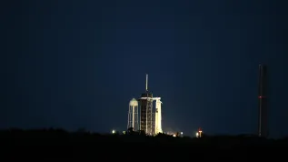 25.06.2025. Trwają przygotowania do wystrzelenia rakiety Falcon 9 z kapsułą Crew Dragon, która w ramach misji Axiom-4 ma zabrać czwórkę astronautów, w tym Sławosza Uznańskiego-Wiśniewskiego na Międzynarodową Stację Kosmiczną (ISS). (ls/mgut) PAP/Leszek Szymański