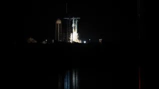 Floryda, 25.06.2025. Start rakiety Falcon 9 z kapsułą Crew Dragon z Centrum Kosmicznego Johna F. Kennedy’ego na przylądku Canaveral na Florydzie, 25 bm. W ramach misji Axiom-4 rakieta zabrała czwórkę astronautów, w tym Sławosza Uznańskiego-Wiśniewskiego na Międzynarodową Stację Kosmiczną (ISS). (amb) PAP/Leszek Szymański
