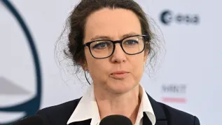 25.06.2025. Prezes Polskiej Agencji Kosmicznej dr Marta Ewa Wachowicz na briefingu prasowym w Centrum Nauki Kopernik w Warszawie po starcie z Przylądka Canaveral na Florydzie misji Axiom-4 z polskim astronautą Sławoszem Uznańskim-Wiśniewskim, 25 bm. Kapsuła Crew Dragon zabrała czwórkę astronautów na Międzynarodową Stację Kosmiczną (ISS). (amb) PAP/Radek Pietruszka