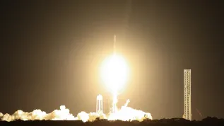 Floryda, 25.06.2025. Start rakiety Falcon 9 z kapsułą Crew Dragon z Centrum Kosmicznego Johna F. Kennedy’ego na przylądku Canaveral na Florydzie, 25 bm. W ramach misji Axiom-4 rakieta zabrała czwórkę astronautów, w tym Sławosza Uznańskiego-Wiśniewskiego na Międzynarodową Stację Kosmiczną (ISS). PAP/Leszek Szymański