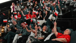  Warszawa, 25.06.2025. Goście zgromadzeni w Centrum Nauki Kopernik w Warszawie oczekują na start misji Axiom-4 z polskim astronautą Sławoszem Uznańskim-Wiśniewskim, 25 bm. Kapsuła Crew Dragon ma zabrać czwórkę astronautów na Międzynarodową Stację Kosmiczną (ISS). PAP/Radek Pietruszka