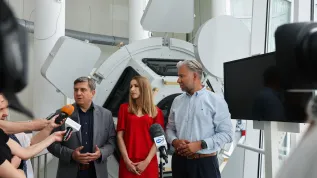 Łódź, 28.06.2025. Przewodniczący Rady Miejskiej w Łodzi Bartosz Domaszewicz (P), wiceprzewodnicząca Rady Paulina Setnik (C) oraz radny miejski Tomasz Kacprzak (L) podczas konferencji prasowej w EC 1 w Centrum Nauki i Techniki w Łodzi, 28 bm. Konferencja dotyczyła rozpoczęcia procedury nadawania tytułu Honorowego Obywatela Miasta Łodzi urodzonemu w tym mieście Sławoszowi Uznańskiemu-Wiśniewskiemu. (jm) PAP/Marian Zubrzycki