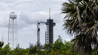 loryda, 11.06.2025. Na zdjęciu z 11 bm. Rakieta Falcon 9 na stanowisku SLC 39A w Centrum Kosmicznym Johna F. Kennedy’ego na przylądku Canaveral w amerykańskim stanie Floryda. Trwają przygotowania do wystrzelenia rakiety Falcon 9 z kapsułą Crew Dragon, która w ramach misji Axiom-4 ma zabrać czwórkę astronautów, w tym Sławosza Uznańskiego-Wiśniewskiego na Międzynarodową Stację Kosmiczną (ISS). Na stronie internetowej ośrodka NASA Kennedy Space Center pojawił się nowy termin startu misji Ax-4 z polskim astronautą Sławoszem Uznańskim-Wiśniewskim - piątek godz. 13.12 czasu polskiego. Nie potwierdziły tego jeszcze oficjalnie podmioty zaangażowane w misję. (jm) PAP/Leszek Szymański