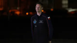 Floryda, 25.06.2025. Na zdjęciu z 24 bm. Polski astronauta Sławosz Uznański-Wiśniewski podczas pożegnania astronautów w Centrum Kosmicznym Johna F. Kennedy’ego na przylądku Canaveral w amerykańskim stanie Floryda. PAP/Leszek Szymański