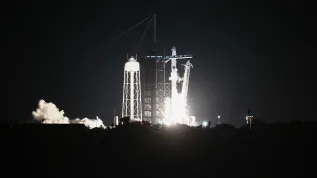 Floryda, 25.06.2025. Start rakiety Falcon 9 z kapsułą Crew Dragon z Centrum Kosmicznego Johna F. Kennedy’ego na przylądku Canaveral na Florydzie, 25 bm. W ramach misji Axiom-4 rakieta zabrała czwórkę astronautów, w tym Sławosza Uznańskiego-Wiśniewskiego na Międzynarodową Stację Kosmiczną (ISS). PAP/Leszek Szymański