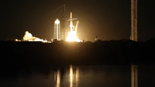 Floryda, 25.06.2025. Start rakiety Falcon 9 z kapsułą Crew Dragon z Centrum Kosmicznego Johna F. Kennedy’ego na przylądku Canaveral na Florydzie, 25 bm. W ramach misji Axiom-4 rakieta zabrała czwórkę astronautów, w tym Sławosza Uznańskiego-Wiśniewskiego na Międzynarodową Stację Kosmiczną (ISS). (amb) PAP/Leszek Szymański