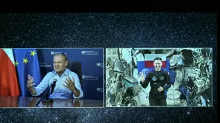02.07.2025. Na ekranach przebywający na Międzynarodowej Stacji Kosmicznej polski astronauta Sławosz Uznański-Wiśniewski (P) oraz premier Donald Tusk (L) podczas połączenia wideo na żywo oglądanego z siedziby MRiT w Warszawie, 2 bm. W wideorozmowie z polskim astronautą wzięli udział także wicepremier, szef MON Władysław Kosiniak-Kamysz oraz minister rozwoju i technologii Krzysztof Paszyk.  PAP/Radek Pietruszka