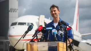  Kolonia, 16.07.2025. Polski członek załogi Axiom-4 dr Sławosz Uznański-Wiśniewski po wylądowaniu na lotnisku w Kolonii, 16 bm. Kapsuła Crew Dragon misji Axiom-4 z czwórką astronautów na pokładzie powróciła na Ziemię z orbity okołoziemskiej, gdzie przez blisko dwa tygodnie dokowała do Międzynarodowej Stacji Kosmicznej ISS. (jm) PAP/Leszek Szymański