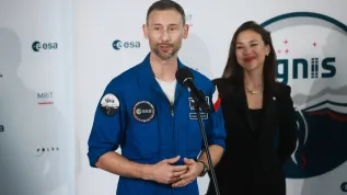 Warsaw, July 24, 2025. Polish astronaut and member of the Axiom-4 mission crew, Dr. Sławosz Uznański-Wiśniewski (L), and his wife, Aleksandra Uznańska-Wiśniewska (R), during a welcome ceremony at the Chopin Airport in Warsaw, July 24, 2025. The Polish astronaut returned to Poland aboard a special government plane. PAP/Leszek Szymański