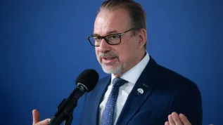 Warszawa, 24.07.2025. Dyrektor Europejskiej Agencji Kosmicznej Josef Aschbacher podczas konferencji prasowej tow. powitaniu polskiego astronauty, członka załogi misji Axiom-4 dr Sławosza Uznańskiego-Wiśniewskiego w Porcie Lotniczym im. Chopina na Okęciu w Warszawie, 24 bm. Polski astronauta wrócił do kraju na pokładzie specjalnego rządowego samolotu. (jm) PAP/Leszek Szymański