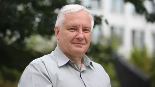 24.07.2025. Prezes Polskiej Akademii Nauk prof. dr hab. Marek Konarzewski przed siedzibą Polskiej Agencji Prasowej w Warszawie, 24 bm. Prof. Marek Konarzewski był gościem Studia PAP. (aldg) PAP/Marcin Obara