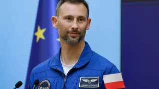 Warszawa, 24 .07.2025. Członek załogi Axiom-4 dr Sławosz Uznański-Wiśniewski na wspólnej konferencji prasowej z premierem Donaldem Tuskiem w KPRM w Warszawie. PAP/Rafał Guz
