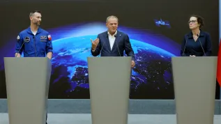 Warszawa, 24 .07.2025. Członek załogi Axiom-4 dr Sławosz Uznański-Wiśniewski (L), prezes Polskiej Agencji Kosmicznej (POLSA) Ewa Wachowicz (P) i premier Donald Tusk (C) na konferencji prasowej w KPRM w Warszawie. PAP/Rafał Guz