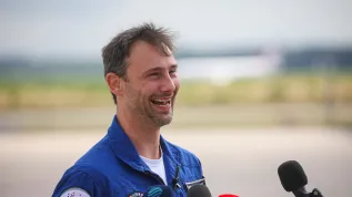 16.07.2025. Polski członek załogi Axiom-4 dr Sławosz Uznański-Wiśniewski po wylądowaniu na lotnisku w Kolonii. PAP/Leszek Szymański