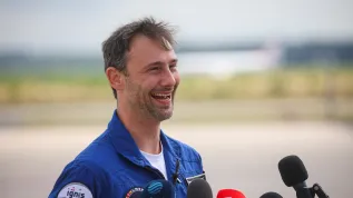 Kolonia, 16.07.2025. Polski członek załogi Axiom-4 dr Sławosz Uznański-Wiśniewski po wylądowaniu na lotnisku w Kolonii, 16 bm. Kapsuła Crew Dragon misji Axiom-4 z czwórką astronautów na pokładzie powróciła na Ziemię z orbity okołoziemskiej, gdzie przez blisko dwa tygodnie dokowała do Międzynarodowej Stacji Kosmicznej ISS. (jm) PAP/Leszek Szymański