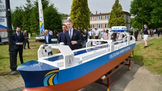 Marszałek województwa zachodniopomorskiego O.Geblewicz (C) podczas uroczystego otwarcia Centrum Eksploatacji Obiektów Pływających (CEOP) na Politechnice Morskiej w Szczecinie (mb/ibor) PAP/Marcin Bielecki