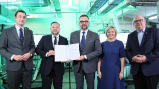 28.08.2025. Od lewej: prezes Centrum Łukasiewicz Hubert Cichocki, wiceminister aktywów państwowych Konrad Gołota, minister nauki i szkolnictwa wyższego Marcin Kulasek, dyrektor Łukasiewicz – Instytutu Chemii Przemysłowej Ewa Śmigiera i wiceprezes Centrum Łukasiewicz Wiesław Skwarko podczas konferencji prasowej w Instytucie Chemii Przemysłowej im. prof. I. Mościckiego w Warszawie, 28 bm. Tematem spotkania były dwa strategiczne projekty badawczo-rozwojowe centrum Łukasiewicz, które mają wzmocnić suwerenność Polski w produkcji amunicji. (mr) PAP/Leszek Szymański