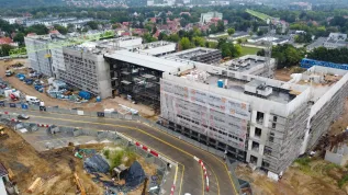 10.09.2025. Zawieszenie wiechy na dachu nowego budynku Kliniczno-Dydaktyczno-Badawczego Pomorskiego Uniwersytetu Medycznego w Szczecinie, 10 bm. Powstający budynek będzie jednym z najnowocześniejszych obiektów tego typu w kraju. Znajdą się w nim specjalistyczne laboratoria, nowoczesne sale dydaktyczne oraz przestrzenie przeznaczone do działalności klinicznej. (aldg) PAP/Marcin Bielecki