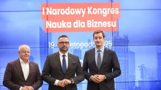 Warszawa, 12.09.2025. Minister nauki i szkolnictwa wyższego Marcin Kulasek (C), wiceminister nauki i szkolnictwa wyższego Marek Gzik (L) i prezes Sieci Badawczej Łukasiewicz Hubert Cichocki (P) podczas konferencji prasowej inaugurującej kampanię informacyjną Kongresu „Nauka dla Biznesu" w Warszawie. PAP/Marcin Obara