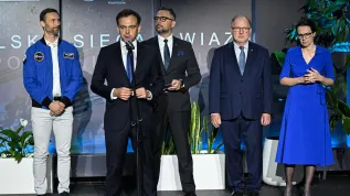 Warszawa, 16.09.2025. Minister finansów i gospodarki Andrzej Domański (2L), minister nauki i szkolnictwa wyższego Marcin Kulasek (C), polski astronauta projektowy Europejskiej Agencji Kosmicznej Sławosz Uznański-Wiśniewski (L), prezes POLSA Marta Wachowicz (P), rektor Politechniki Warszawskiej prof. dr hab. Krzysztof Zaremba (2P) . Fot. PAP/Radek Pietruszka
