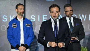 Warszawa, 16.09.2025. Minister finansów i gospodarki Andrzej Domański (C), minister nauki i szkolnictwa wyższego Marcin Kulasek (P), polski astronauta projektowy Europejskiej Agencji Kosmicznej Sławosz Uznański-Wiśniewski (L). PAP/Radek Pietruszka