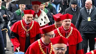 Kraków, 01.10.2025. Rektor UJ prof. dr hab. Piotr Jedynak (C-tył) i prof. dr hab. Bartosz Brożek (L) idą w orszaku profesorskim, w ramach inauguracji nowego, 662. roku akademickiego na Uniwersytecie Jagiellońskim, najstarszej polskiej uczelni. PAP/Art Service