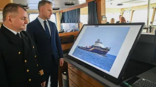 Szczecin, 06.10.2025. Wiceminister infrastruktury Arkadiusz Marchewka (P) i rektor PM prof. Wojciech Ślączka (L) podczas konferencji prasowej na statku Nawigator XXI przy Wałach Chrobrego w Szczecinie, 6 bm. Tematem briefingu była przekazana podczas inauguracji roku akademickiego uczelni uchwała Rady Ministrów nt. programu wieloletniego na budowę nowego statku szkolno-badawczego dla Politechniki Morskiej. (amb) PAP/Marcin Bielecki