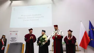 Łódź, 14.10.2025. Prawniczka, była wiceprzewodnicząca Komisji Europejskiej ds. wartości i przejrzystości Vera Jourova (C) odbiera tytuł doktora honoris causa Uniwersytetu Łódzkiego podczas uroczystości w Auli Szuberta UŁ w Łodzi, 14 bm. Obok rektor UŁ prof. dr hab. Rafał Matera (2P), dziekan Wydziału Prawa i Administracji UŁ dr hab. Monika Bogucka-Felczak (P) oraz promotor, kierownik Katedry Europejskiego Prawa Konstytucyjnego Wydziału Prawa i Administracji UŁ dr hab. Marcin Górski (2L). PAP/Marian Zubrzycki