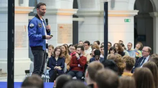 Warszawa, 15.10.2025. Polski astronauta Sławosz Uznański-Wiśniewski podczas spotkania na Politechnice Warszawskiej, 15 bm. Sławosz Uznański-Wiśniewski rozpoczyna spotkania ze studentami i uczniami. Odwiedzi uczelnie techniczne i medyczne oraz opowie o misji IGNIS uczniom szkół podstawowych i średnich. PAP/Paweł Supernak