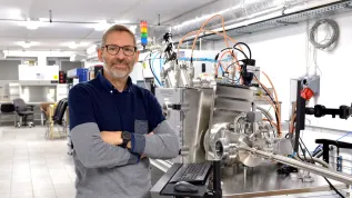 Prof. Robert Bogdanowicz we FutureLAB, laboratorium nowych materiałów, sensorów i systemów bezprzewodowych PG. Fot. Krzysztof Krzempek / Politechnika Gdańska