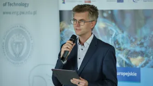 Warszawa, 07.10.2025. Dyrektor Centrum Wiarygodnej Sztucznej Inteligencji Przemysław Biecek przemawia na otwarciu Centrum Wiarygodnej Sztucznej Inteligencji Politechniki Warszawskiej, 7 bm. w Warszawie. Wydarzenie jest organizowane przez Politechnikę Warszawską oraz Fundację na rzecz Nauki Polskiej. (aldg) PAP/Paweł Supernak