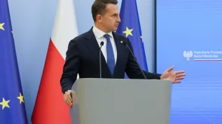 Warszawa, 30.09.2025. Rzecznik rządu Adam Szłapka na konferencji prasowej, po posiedzeniu rządu w KPRM w Warszawie. Fot. PAP/Albert Zawada