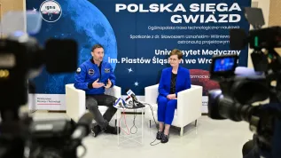 12.11.2025. Astronauta projektowy ESA, Sławosz Uznański-Wiśniewski (L) i prorektor UMed Agnieszka Piwowar  (P) podczas spotkania na Wydziale Farmaceutycznym Uniwersytetu Medycznego we Wrocławiu, 12 bm. Wydarzenie odbyło się w ramach wydarzeń Polska Sięga Gwiazd. (mr) PAP/Maciej Kulczyński