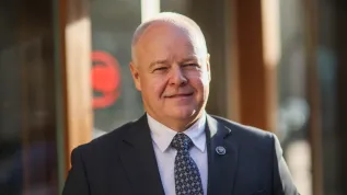 Warszawa, 13.11.2025. Wiceminister nauki i szkolnictwa wyższego prof. Marek Gzik przed siedzibą Polskiej Agencji Prasowej w Warszawie, 13 bm. Marek Gzik był gościem Studia PAP. PAP/Leszek Szymański