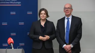 , 18.11.2025. Wiceminister nauki Karolina Zioło-Pużuk podczas briefingu prasowego siedziba MNiSW w Warszawie, 18 bm. Spotkanie odbyło sie w ramach V konferencji sprawozdawczej dla uczelni uczestniczących w programie IDUB. PAP/Marcin Obara