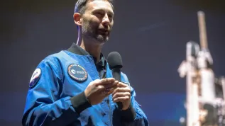 Toruń, 20.11.2025. Polski astronauta projektowy Europejskiej Agencji Kosmicznej Sławosz Uznański-Wiśniewski podczas spotkania w ramach trasy „IGNIS - Polska sięga gwiazd”, 20 bm. na Uniwersytecie Mikołaja Kopernika w Toruniu. PAP/Tytus Żmijewski